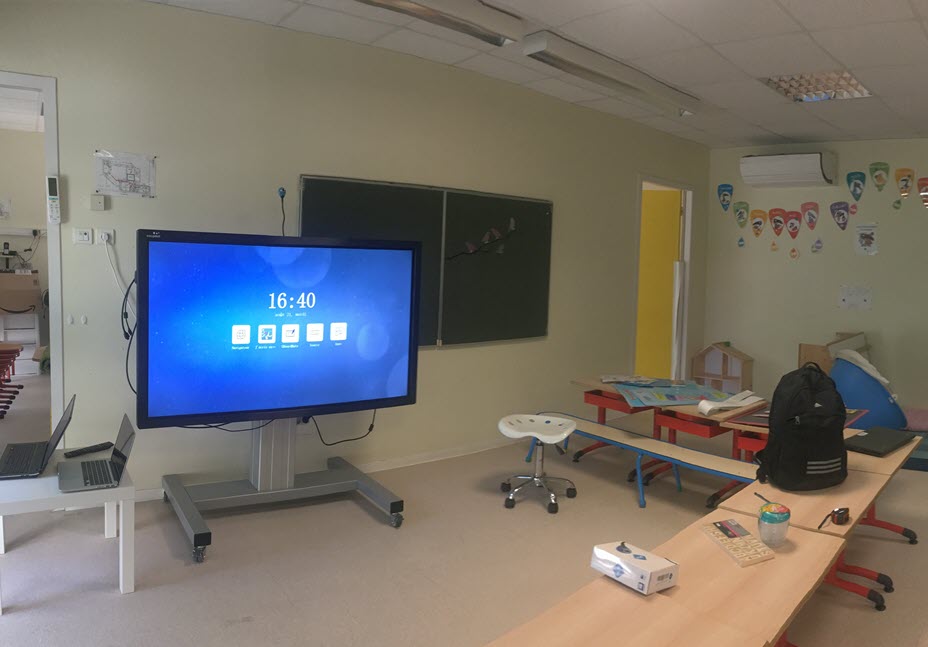 installation_ecran_sur_support_en_maternelle
