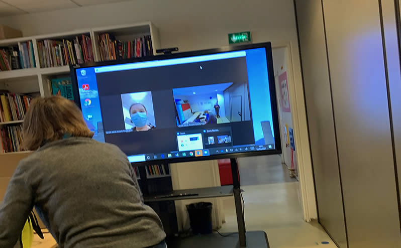 ecran interactif dans un centre social accueil goutte d'or