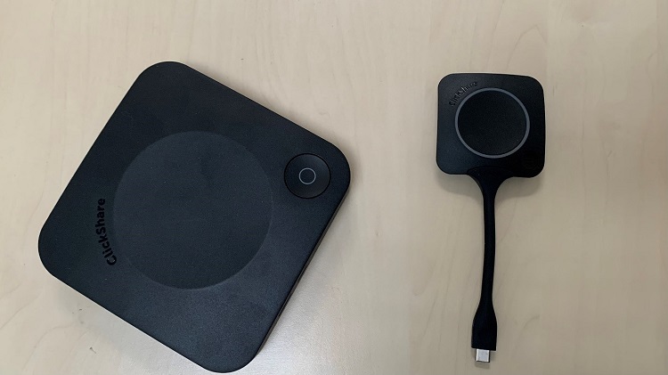 Le Barco ClickShare CX-30, à gauche la partie “recepteur” à placer sur l’écran et à droite le “Dongle émetteur” à conecter au PC