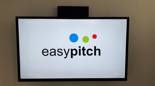 Illustration d’un écran interactif Easypitch fixé sur un support mural Balance Box