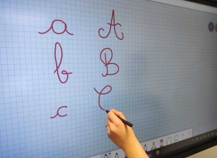 Ecrire avec un stylet sur l’écran interactif en classe reproduit l’écriture naturelle avec un stylo sur une feuille de papier