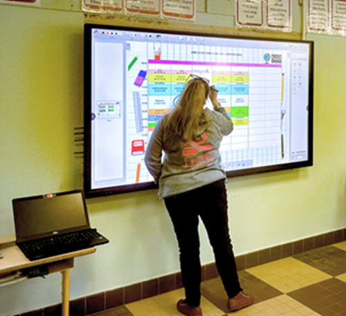 Ecran interactif fixé au mur