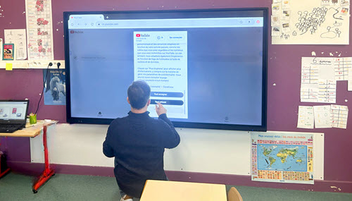 Utilisation écran interactif dans une salle maternelle