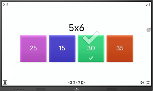 Les élèves révisent les multiplications de façon enthousiaste, ils souhaitent tous passer au tableau pour donner la réponse avec un simple toucher du doigt