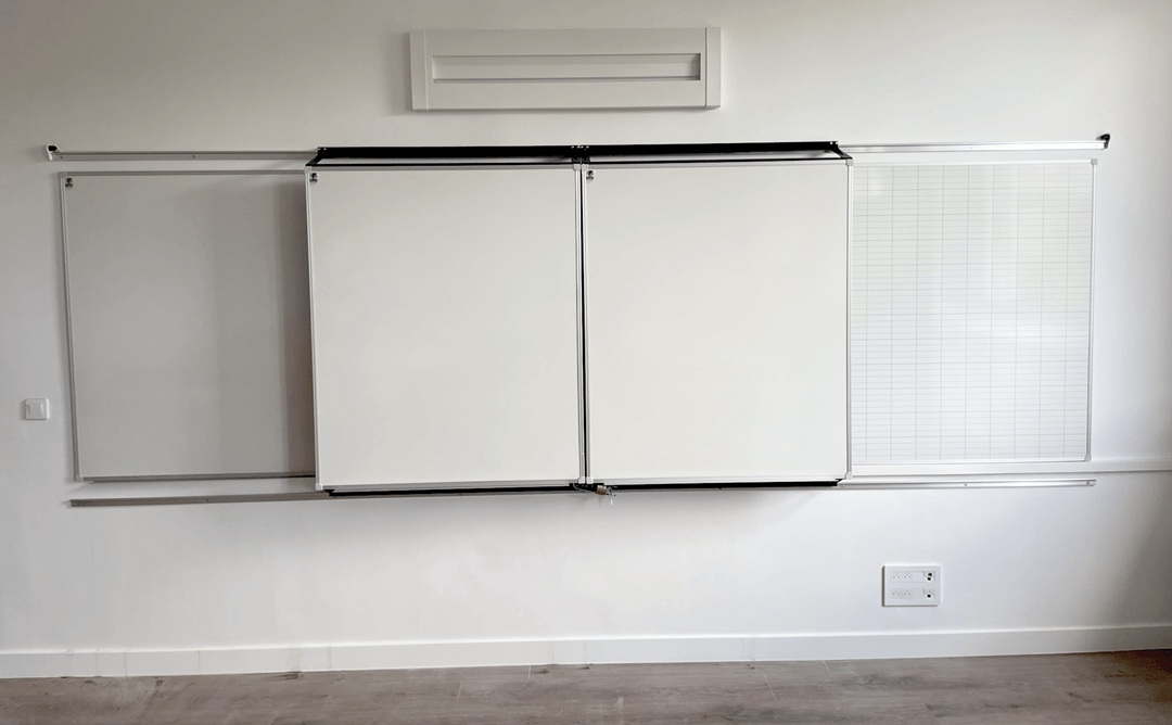 Les tableaux blancs du pack Easypitch Flash sont fermés couvrant ainsi l’écran interactif et offrant un espace de travail supplémentaire de 4m linéaires